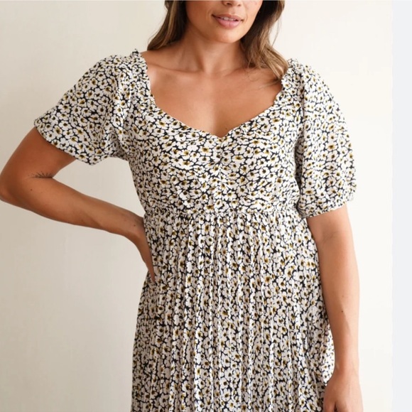 Carly Jean Los Angeles Dresses & Skirts - CJLA Carley Jean LA pleated Daisy Midi Dress sz L